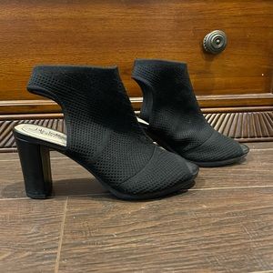 Lifestride chunky heel peep toe bootie